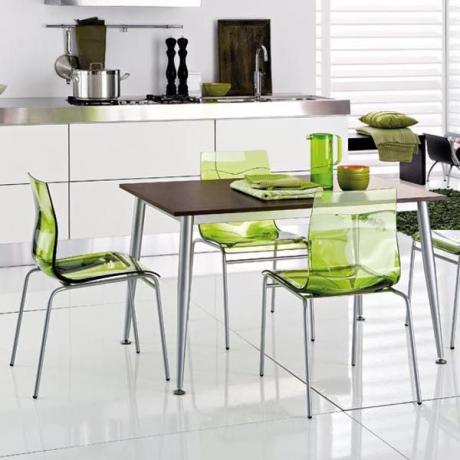 Heldere details voor het transformeren van het interieur - groene stoelen voor de keuken, gekleurde gerechten 
